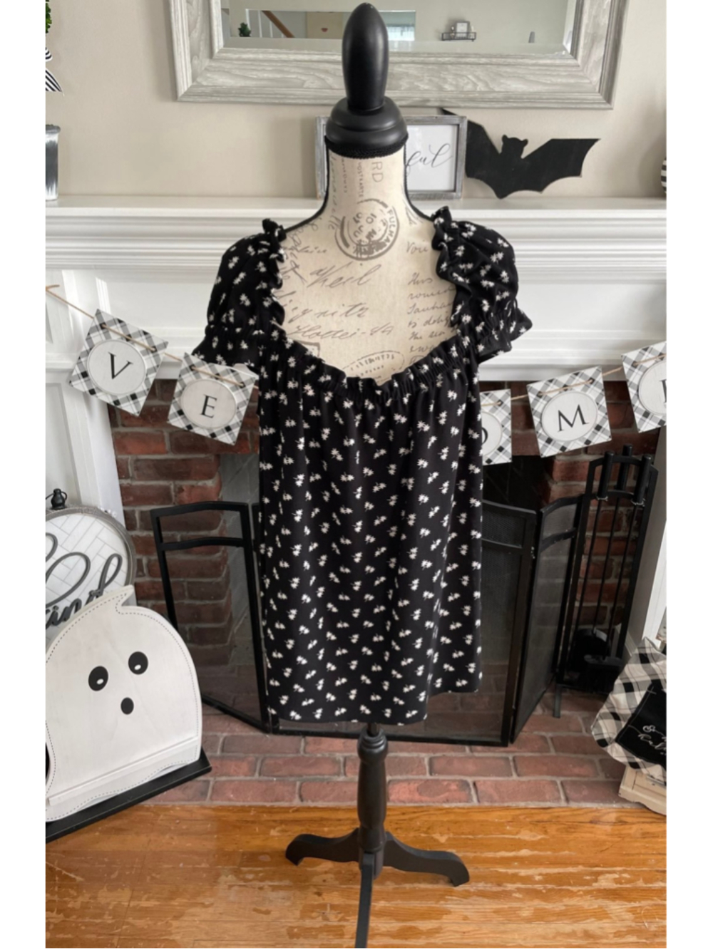 CeCe - Size Large - black w/ivory floral